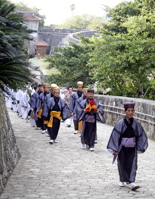 首里城への美御水の奉納祭